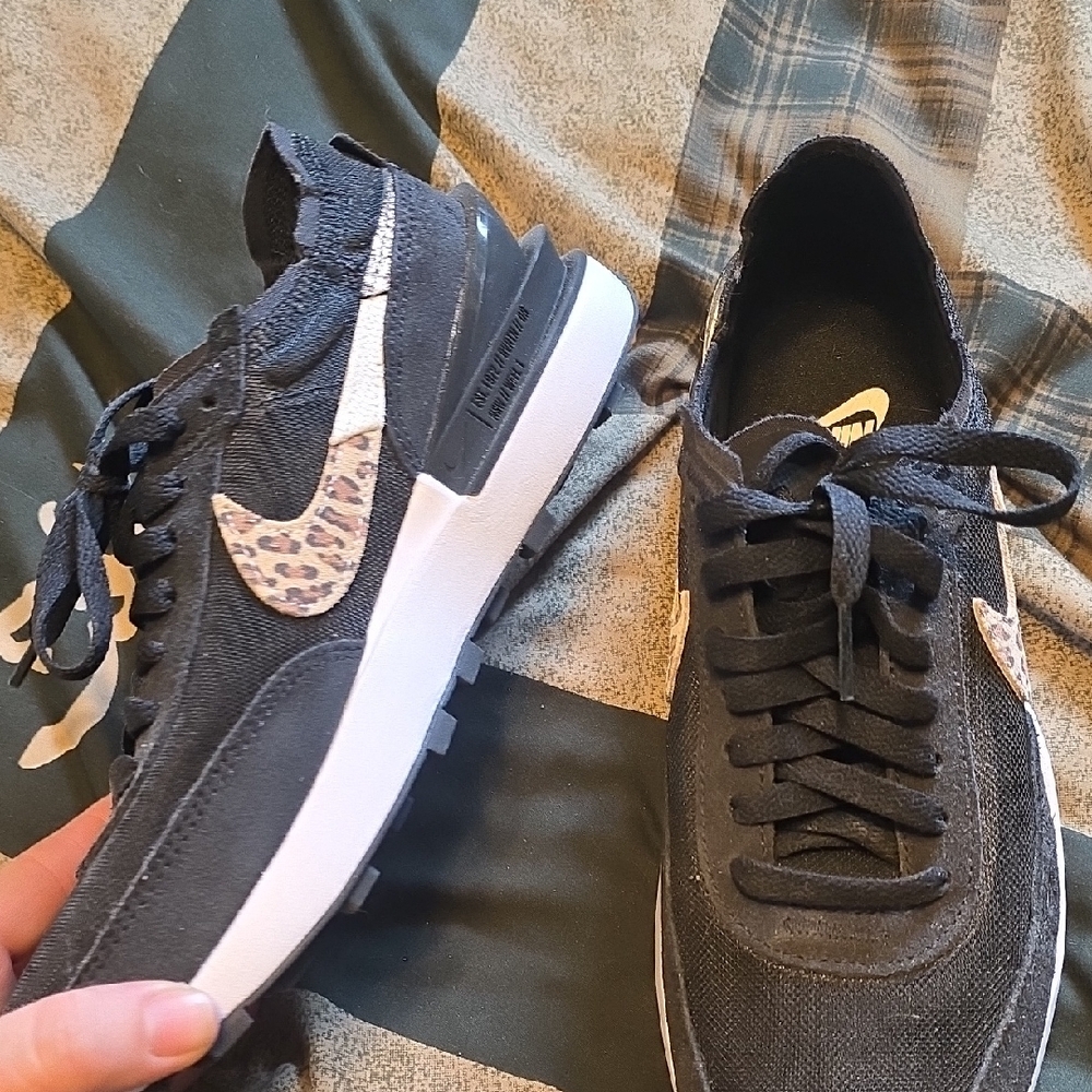 Nike Black Women's Sneakers with Leopard Print Swoosh Brand New 71/2 Never Worn - Picture 6 of 8